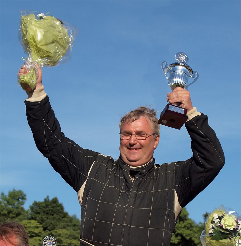 Rutinerede ”motorsports-ræve” bliver aldrig trætte af at stå øverst på sejrspodiet – heller ikke Peder T. Jensen
(Foto: Kirketerp)